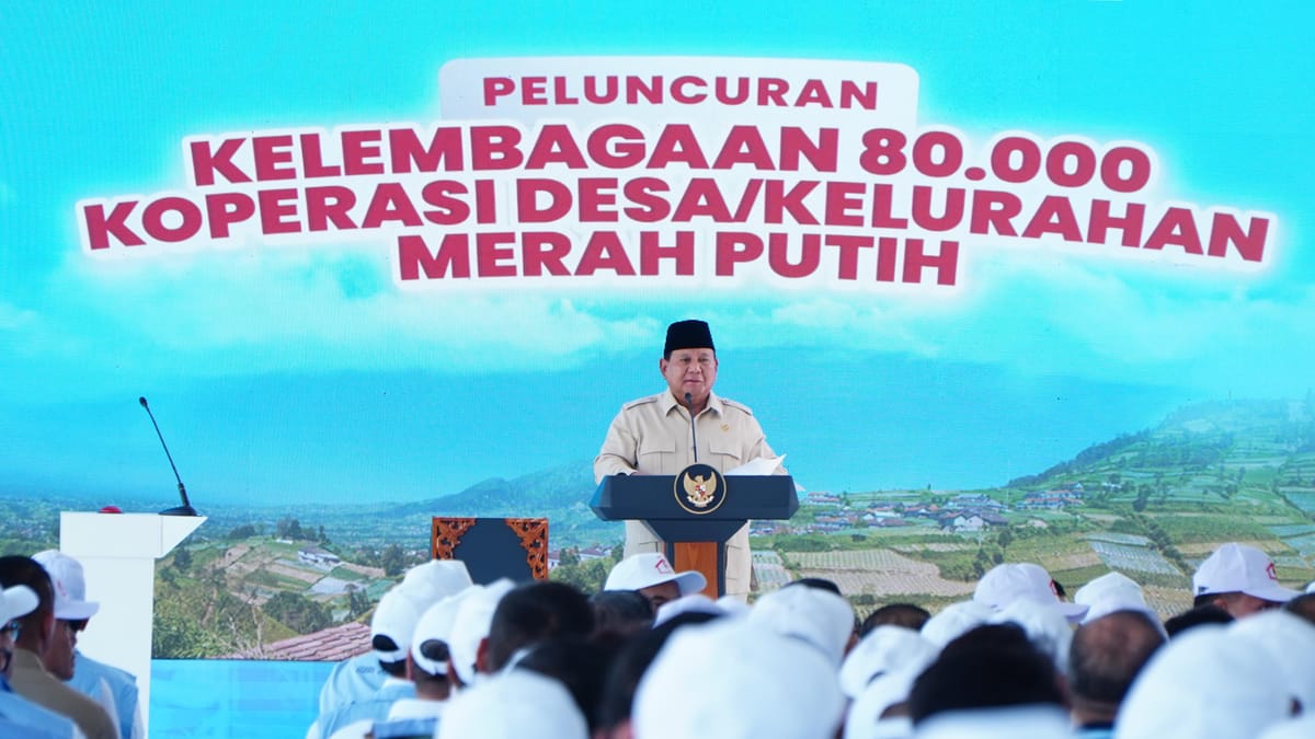 Presiden Prabowo Subianto berpidato di podium. Latar panggung bertuliskan Peluncuran Kelembagaan 80.000 Koperasi Desa/Kelurahan Merah Putih.