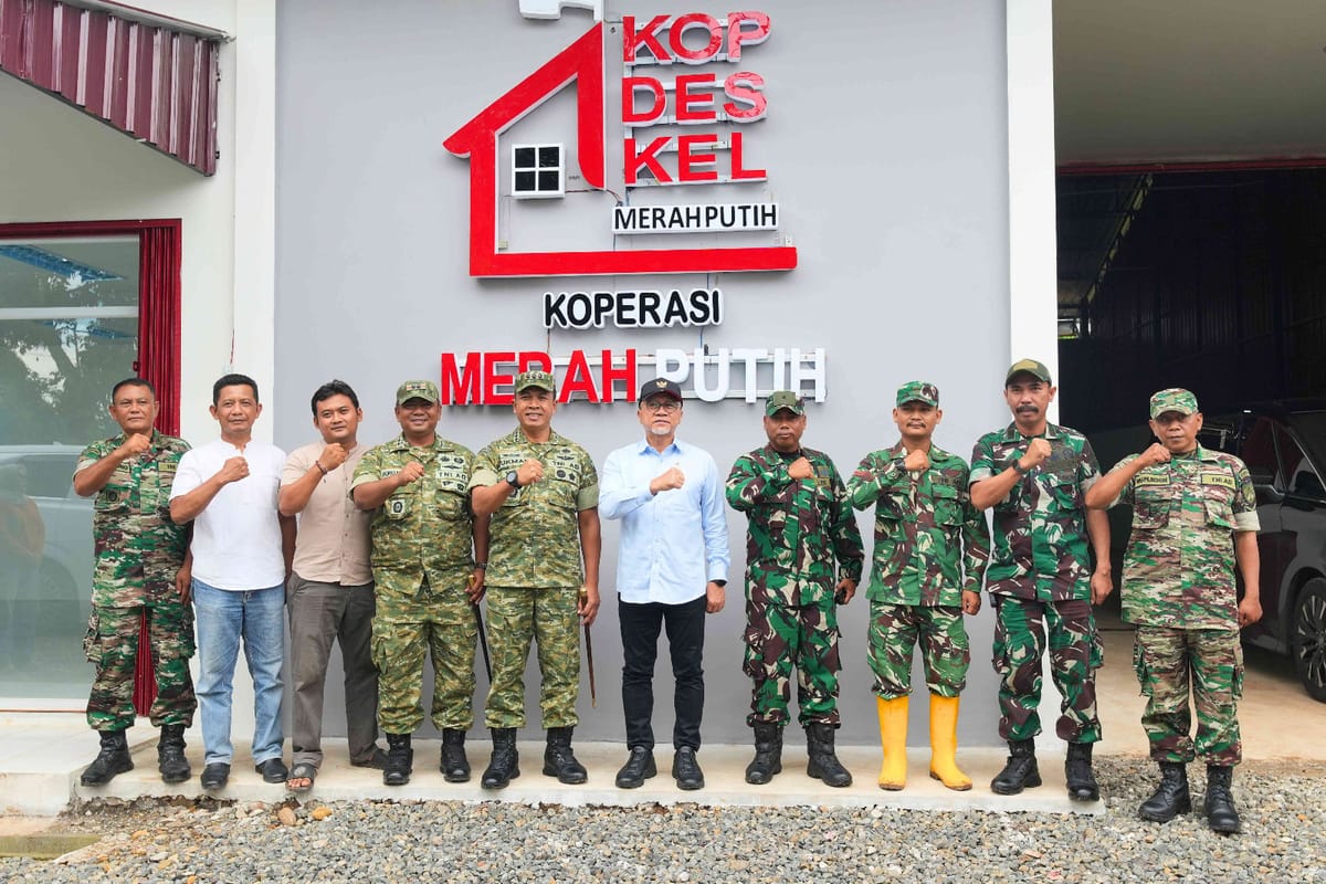 Menteri Koordinator Bidang Pangan Zulkifli Hasan berfoto bersama sejumlah perwira TNI Angkatan Darat dan pejabat sipil di depan gerai Koperasi Desa/Kelurahan Merah Putih.